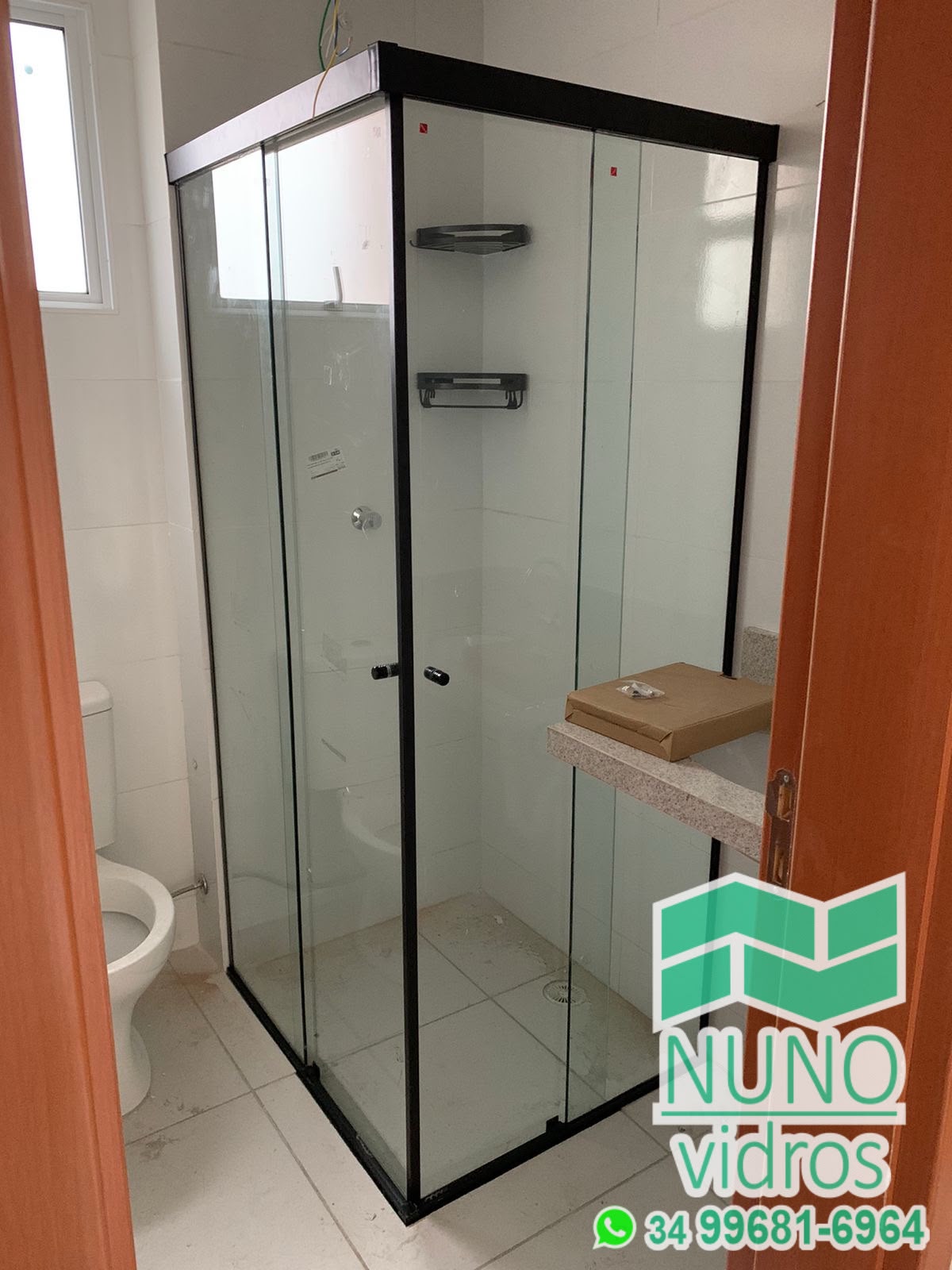 Box de canto com perfil preto
