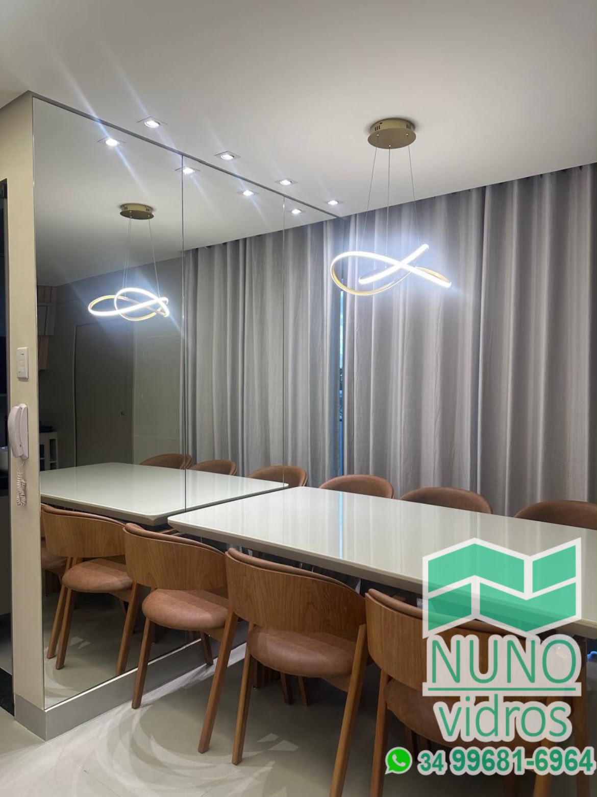 Parede espelhada em sala de jantar