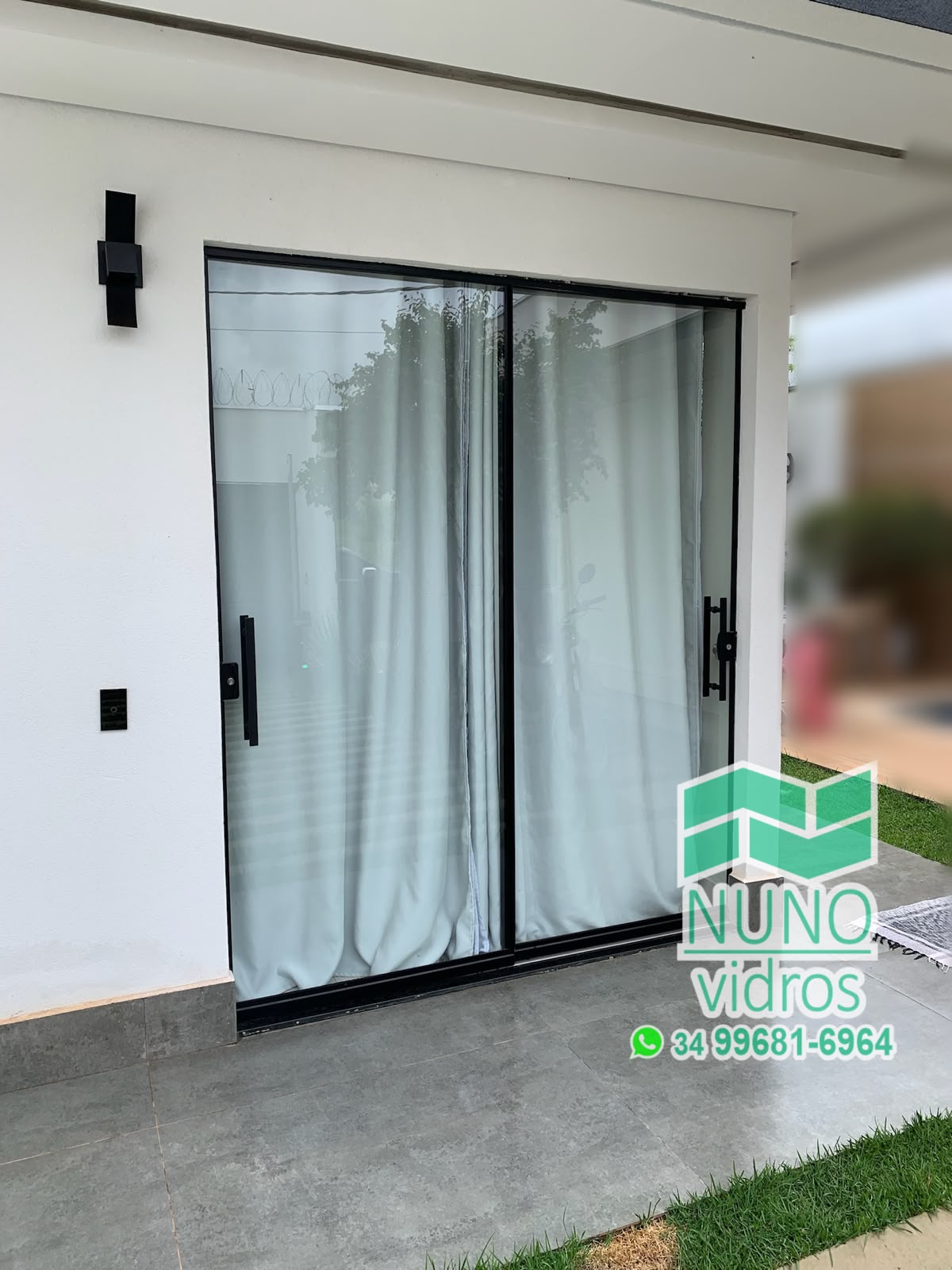 Porta deslizante Light Holder preta em área externa